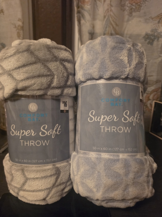 Comfort Bay Other - Comfort Bay Super Soft Throw - Light Gray Plush